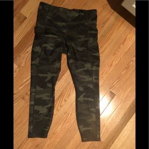 Athleta Camo Contender 7/8 Tight